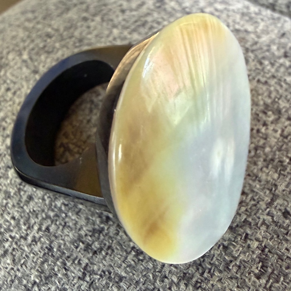 VTG Large Mother of Pearl Statement Ring Chunky Black Sz 6.5 Shell Coastal Boho